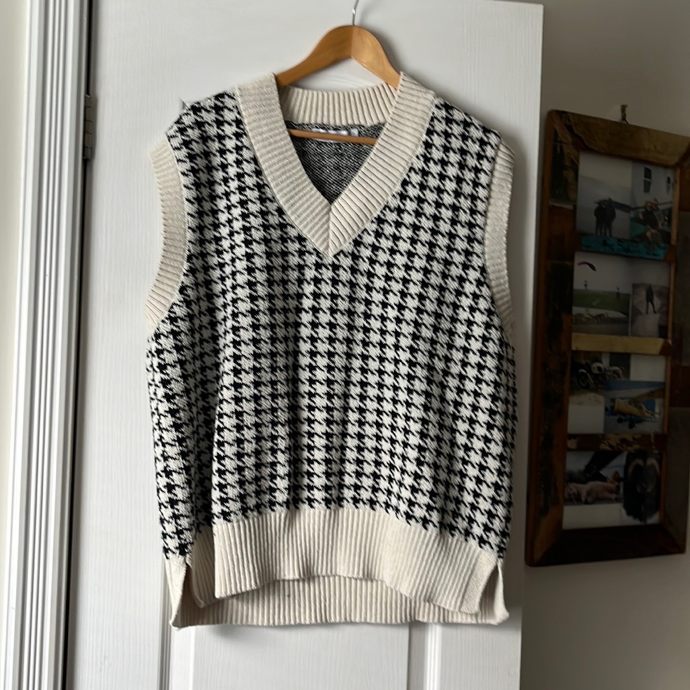 Zara Black & Cream Houndstooth V-Neck Sweater Vest